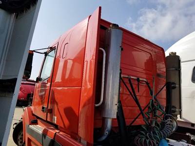 Volvo VNL Left Sleeper Fairing