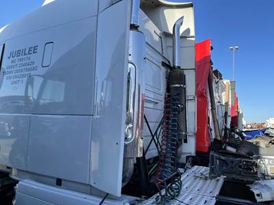 Volvo VNL Left Sleeper Fairing