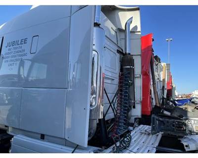 Volvo VNL Left Sleeper Fairing