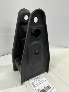 NEW STRADDLE MOUNT HANGER 1616901.
REFERENCE P/N: E7534, M8095, 1616901,
