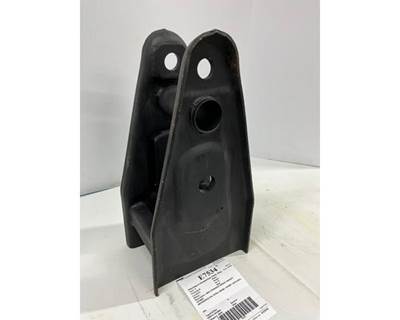 NEW STRADDLE MOUNT HANGER 1616901.
REFERENCE P/N: E7534, M8095, 1616901,