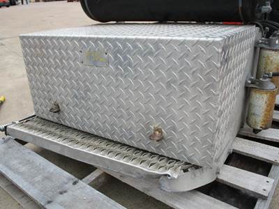 USED TRUCK TOOL BOX/BATTERY BOX (STEP DAMAGED)