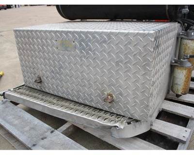 USED TRUCK TOOL BOX/BATTERY BOX (STEP DAMAGED)