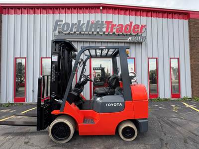 TOYOTA 7FGCU32 CUSHION NON-MARKING TIRE 6500LB FORKLIFT WITH SIDE SHIFTING FORK POSITIONER