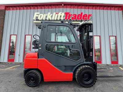 2015 Toyota 8FGU25 Pneumatic Tire Forklift - Sideshifting Fork Positioner