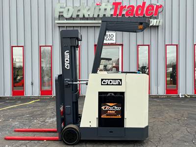 CROWN 30RCTT ELECTRIC 3000LB STAND-UP COUNTERBALANCE FORKLIFT