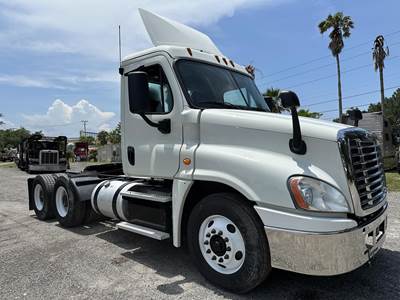 Freightliner Cascadia 125 Day Cab Truck - Detroit 450HP, 12 Speed Amt