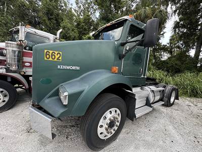 Kenworth T800 Single Axle Day Cab Truck - Cummins 365HP, 10 Speed Manual