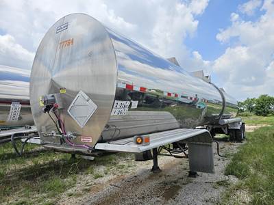 BULK Tandem Axle Chemical / Acid Tank Trailer - Air Ride
