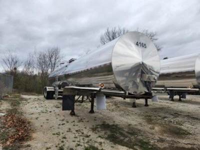 PAUL MUELLER COMPANY Tandem Axle Stainless Steel Food Grade Tanker Trailer - Air Ride, Fixed Axle
