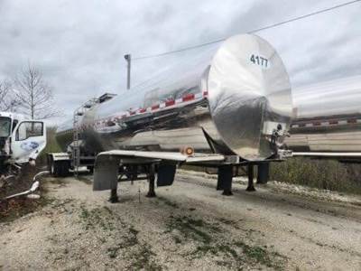 PAUL MUELLER COMPANY Tandem Axle Stainless Steel Food Grade Tanker Trailer - Air Ride, Fixed Axle