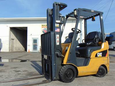 2015 CAT 2C3000-LP CUSHION TIRE WAREHOUSE LP FORKLIFT - ONLY 5,917 ORIGINAL HOURS - 3 STAGE MAST - SIDE SHIFTER
