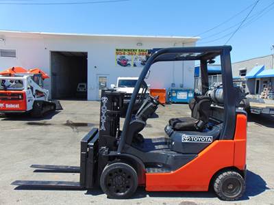 2014 TOYOTA "4K LB CAPACITY" ONLY 2 STAGE MAST - CUSHION TIRE FORKLIFT WITH FORK POSITIONER AND SIDE SHIFTER - ONLY 2,000 HOURS - INDOOR STORED