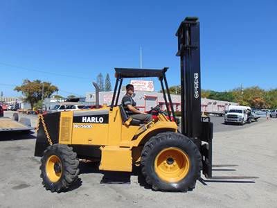 2001 HARLO HC5600 ROUGH TERRAIN 4WD TRIPLE MAST FORKLIFT - 5,000 POUNDS - 28 FT HEIGHT - SIDE SHIFTER - CUMMINS DIESEL - SERVICED AND JOB READY