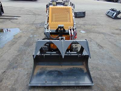 2026 WOLVERINE UNIVERSAL MINI SKID STEERS GRAPPLE BUCKET ATTACHMENT