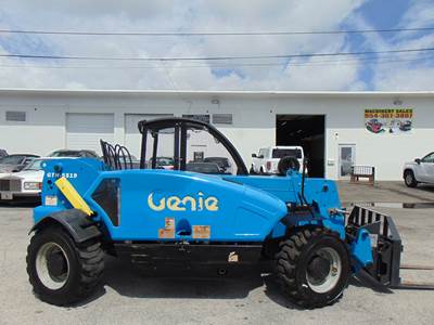 2017 GENIE GTH-5519 MINI TELEHANDLER 4X4X4 - DEUTZ DIESEL - HAUGEN SKID STEER ADAPTOR PLATE  - ONLY 2,057 HOURS - BUCKET AND FORKS INCLUDED