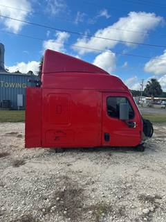 2014 Freightliner Cascadia Cab