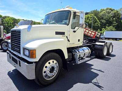 2014 Mack Pinnacle CHU613 Day Cab Truck