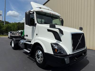 2018 Volvo VNL42T300 Day Cab Truck