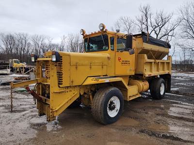 1973 Oshkosh WT-2206   Plow / Spreader Truck