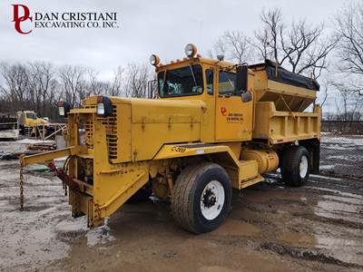 1973 Oshkosh WT-2206   Plow / Spreader Truck
