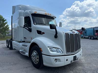 2020 Peterbilt 579 Day Cab Truck
