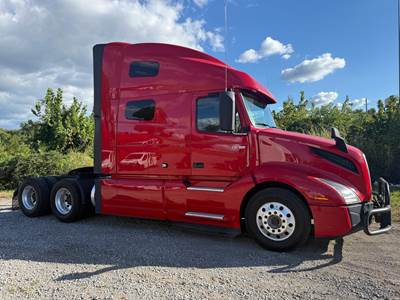 2021 Volvo VNL64T760 Sleeper Semi Truck