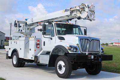 2017 International 7300 4x4 / Altec DM47B-TR - Digger Derrick