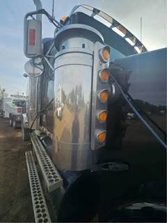 Western Star 4900FA Left Air Cleaner / Air Filter Housing for a 2004 Western Star 4900 FA