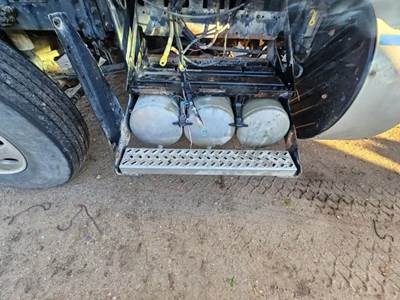 Mack Pinnacle CXU613 Air Tank for a 2015 Mack CXU613
