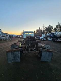 Eaton 21060S Rear Differential for a 1997 Freightliner FL70