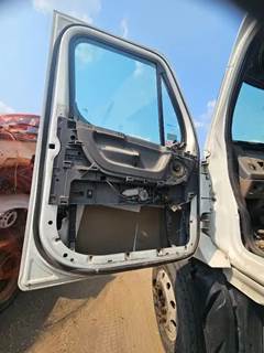 Freightliner Cascadia 125 Left Door