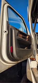 Freightliner Cascadia 126 Door