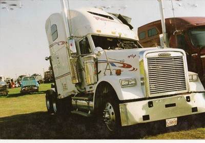 Freightliner FLD120 Classic Right Door for a 2005 Freightliner CLASSIC