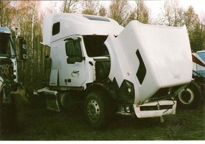 Volvo VNL630 Right Door