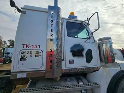 Western Star 4900SA Right Door for a 2005 Western Star 4900 SA