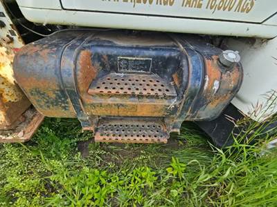 International F4900 Right Fuel Tank for a 1995 International F-4900