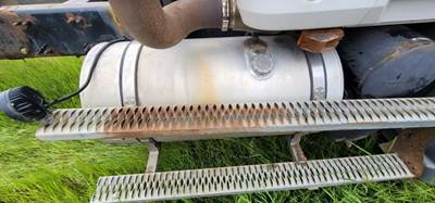 Mack Granite GU813 Right Fuel Tank for a 2008 Mack GU813