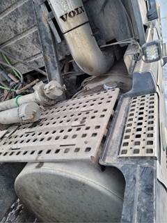 Volvo VNL Right Fuel Tank