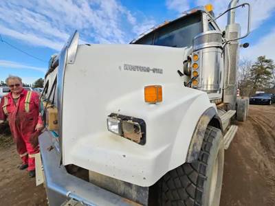 Western Star 4900SA Hood for a 2005 Western Star 4900 SA