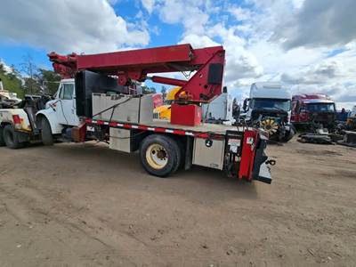 2001 Ihc 4700 Front And Rear Outriggers