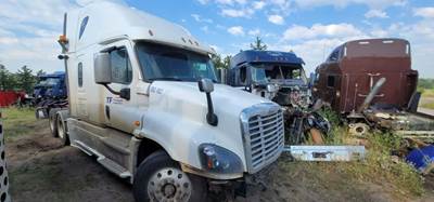 Freightliner Cascadia 125 Salvage Truck