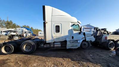 Freightliner Cascadia 125 Salvage Truck