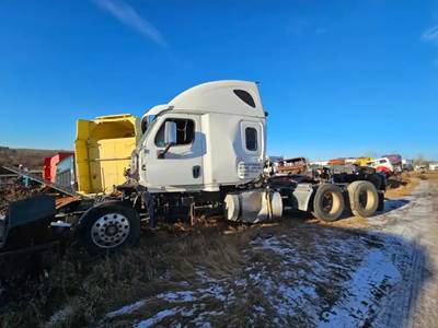Freightliner Cascadia 125 Salvage Truck