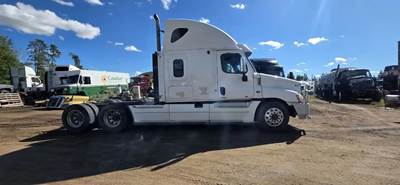 Freightliner Cascadia 125 Salvage Truck