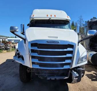 Freightliner Cascadia 126 Salvage Truck