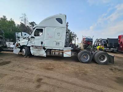 Freightliner Cascadia 126 Salvage Truck