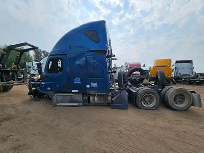 Freightliner Cascadia 126 Salvage Truck