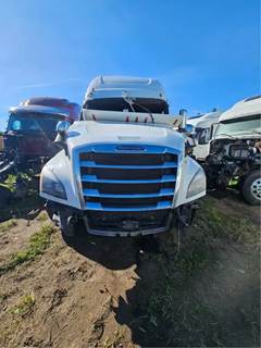 Freightliner Cascadia 126 Salvage Truck