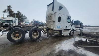 Freightliner Cascadia 126 Salvage Truck
